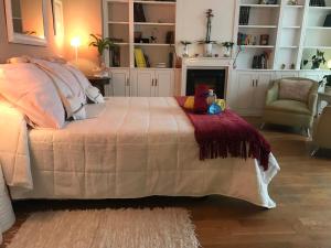 a bedroom with a bed with a stuffed animal on a blanket at Habitación Apartamento Suite Papillon in Valencia