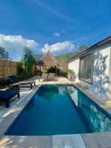 una piscina en un patio con una casa en Bamboo Villa en Ko Tao