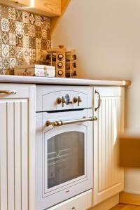 a kitchen with a white oven in a kitchen at Apartamenty Kucovka 11 in Brzegi