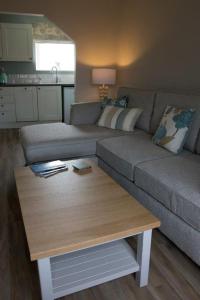 een woonkamer met een bank en een salontafel bij Rooftops in Louth