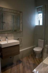 een badkamer met een wastafel en een toilet bij Rooftops in Louth