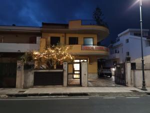 budynek z napisem na ulicy w obiekcie Casa Carmelo w mieście Nizza di Sicilia