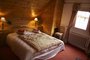 Tempat tidur dalam kamar di L'Auberge du Brand