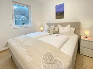 Ένα ή περισσότερα κρεβάτια σε δωμάτιο στο 2 Zimmer Apartment, 70 qm, max 4 Pers, private Terasse, 2 Parkplätze, Internet 250 MBit