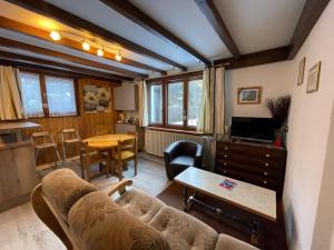een woonkamer met een bank en een tafel bij Apartment Maison Novel by Interhome in Chamonix-Mont-Blanc