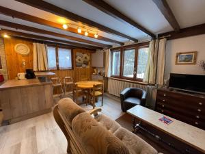 ein Wohnzimmer mit einem Sofa und einem Tisch in der Unterkunft Apartment Maison Novel by Interhome in Chamonix-Mont-Blanc