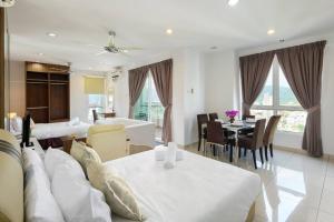 Una sala de estar con un sofá y un comedor. en Comfy Studio/Gurney/Mansion One, en George Town