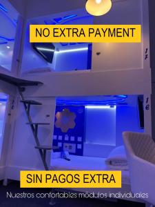 una señal que dice que no hay pago extra por un acuario en Modular Rooms, en Madrid