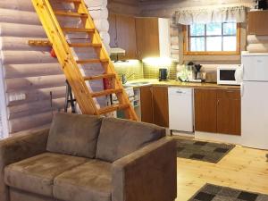 un soggiorno con divano e cucina di Holiday Home Lokki by Interhome a Karuna