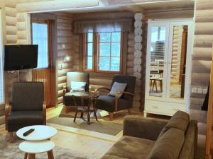 KarunaにあるHoliday Home Lokki by Interhomeのリビングルーム(ソファ、椅子、テレビ付)