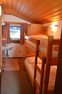 een slaapkamer met 2 stapelbedden en een wastafel bij Landhaus Buchsteiner in Forstau