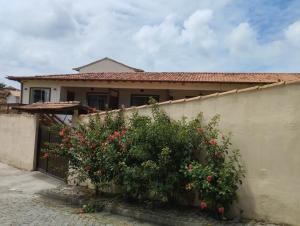 dom z płotem i kwiatami w obiekcie Andorinhas Suites w mieście Búzios