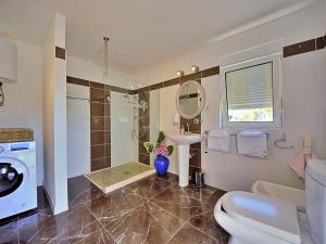 Et badeværelse på Holiday Home Villa ANiMa-Mia by Interhome + 13 billeder