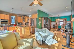 una cocina con paredes y muebles verdes en una habitación en Charming Saint Paul Home with Yard, Near Downtown! en Saint Paul