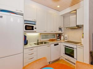 コリンカイラにあるHoliday Home Otsopirtti- otso by Interhomeの白いキャビネットとシンク付きのキッチン