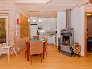 Kuchyň nebo kuchyňský kout v ubytování Holiday Home Otsopirtti- otso by Interhome
