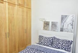 a bedroom with a bed and wooden cabinets at ocupado favor no reservar in Santo Domingo