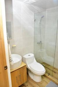 a bathroom with a toilet and a glass shower at ocupado favor no reservar in Santo Domingo