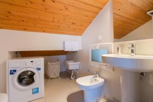 ein Badezimmer mit Waschmaschine und Waschbecken in der Unterkunft Appartamenti Sud Est in Marina di Ragusa + 156 Fotos
