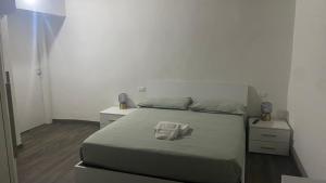 um quarto com uma cama e duas mesas de cabeceira em Stupendo bilocale nuovissimo con finiture di lusso em Carrara