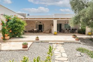 una casa con cortile e patio di Villa Philos a Ostuni