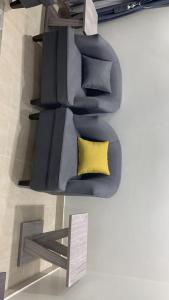 niebieski fotel z żółtą poduszką na ścianie w obiekcie Reef 18 by Al Azmy w Rijadzie