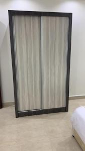 przesuwane szklane drzwi w pokoju z łóżkiem w obiekcie Reef 18 by Al Azmy w Rijadzie