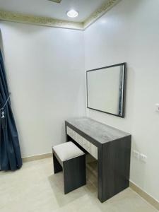 ريف 18 بإدارة العزمي في الرياض: مكتب مع كرسي ومرآة على الحائط