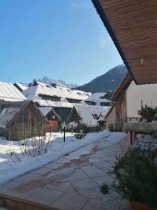 - une vue sur un village enneigé avec des toits enneigés dans l'établissement Apartma Tilika, à Kranjska Gora