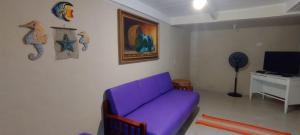 Una televisión o centro de entretenimiento en Casa Maresias a 950m a pé da praia c churrasqueira