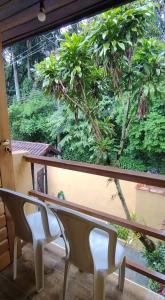 Un balcón o terraza en Casa Maresias a 950m a pé da praia c churrasqueira