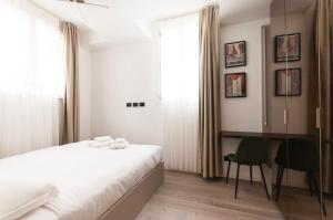 sypialnia z łóżkiem, biurkiem i krzesłem w obiekcie YouHosty - Montebianco 4/6 w Mediolanie