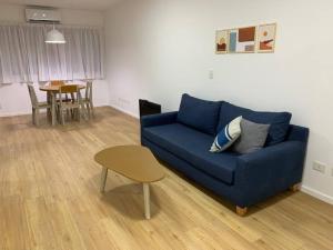 sala de estar con sofá azul y mesa en Tu mejor espacio en Palermo en Buenos Aires