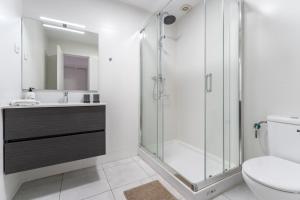 łazienka z prysznicem, toaletą i umywalką w obiekcie Castillo de Torreblanca 2bed1bath w mieście Fuengirola