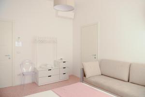 un soggiorno con divano e cassettiera di La Rosa rooms & holiday home a Porto SantʼElpidio