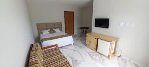 1 dormitorio con 1 cama y TV en el suelo de mármol en Pousada e Chale Porto Paraiso, en Porto Seguro 117 fotos más