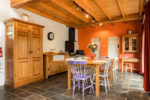 una cucina con tavolo e sedie in legno di Ferry House Holidays a New Ross