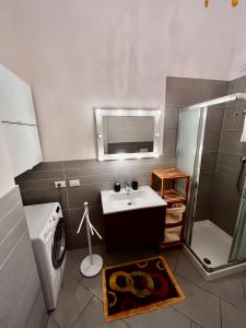a bathroom with a sink and a shower at Ca Mimì in centro in Ravenna