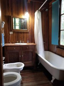 a bathroom with a tub and a toilet and a sink at Casa SUPIAVENTO RIO Delta Tigre 8 PREMIUM WIFI in Dique Luján