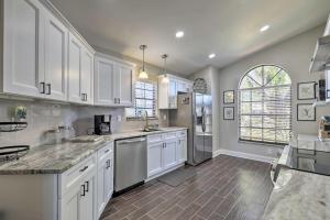 Lakefront Brandon Home with Patio and Screened Lanai!的厨房或小厨房