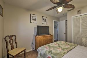 Lakefront Brandon Home with Patio and Screened Lanai!的电视和/或娱乐中心