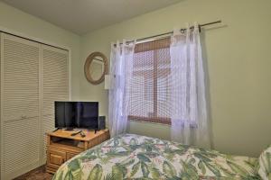 Lakefront Brandon Home with Patio and Screened Lanai!的电视和/或娱乐中心