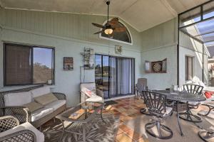 Lakefront Brandon Home with Patio and Screened Lanai!的休息区