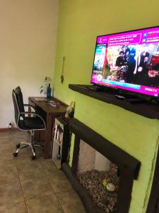 a living room with a tv on top of a fireplace at Marindia, hermosa casa, Ideal descanso, Montemar. in Salinas 