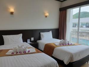 サッタヒープにあるSwan Lake Hotel Sattahipのホテルルーム 花の飾られたベッド2台付 +26枚の写真