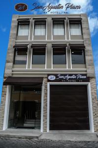 budynek z dwoma drzwiami garażowymi przed nim w obiekcie Hotel San Agustin Plaza w mieście Latacunga