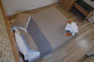 ein Bett mit einer Decke und zwei Kerzen darauf in der Unterkunft Sufra Suite in Istanbul