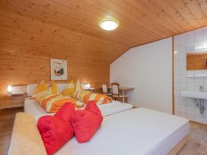 Un pat sau paturi într-o cameră la Haus Durchegg OG