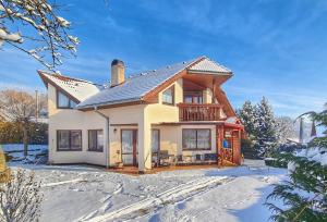 uma casa na neve com um telhado em Clara Valis - Village House em Doľany