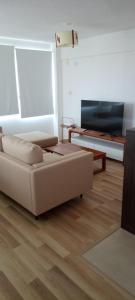 sala de estar con sofá y mesa en Apartamento con vistas, en Montevideo